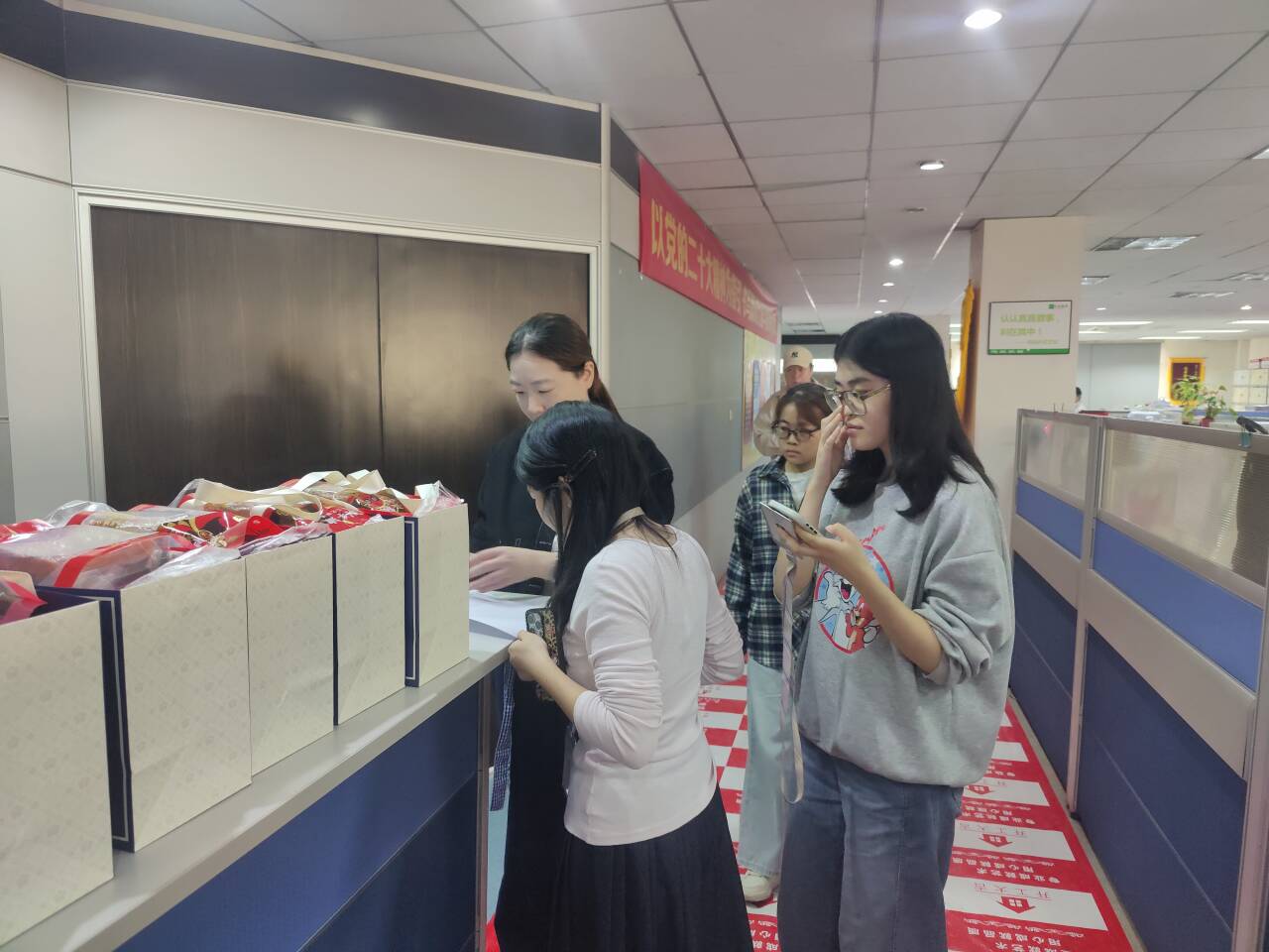 佳节送温暖  聚力启新程